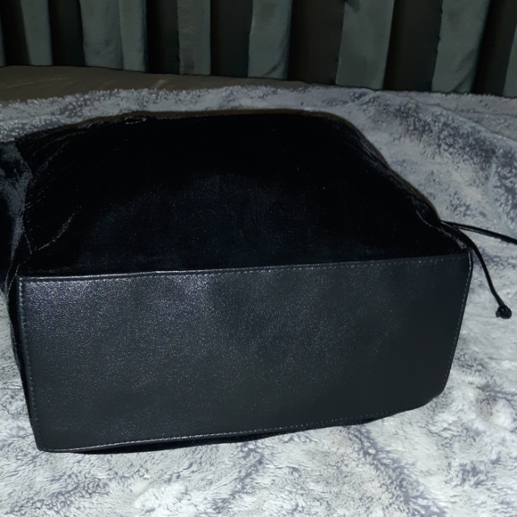 ๐๐ค Victoria's Secret Over night Bag/ Hand bag - Picture 5 of 7